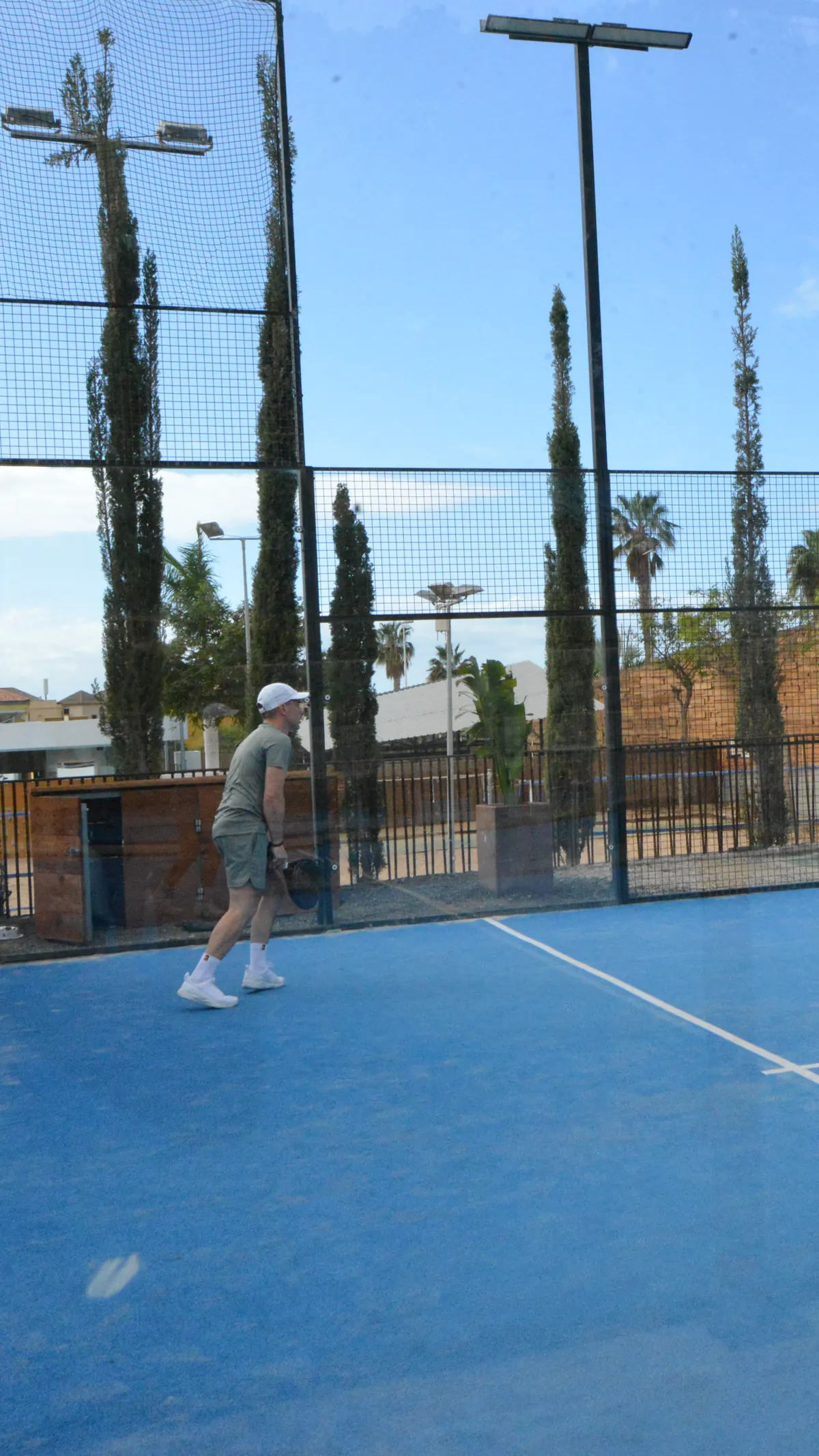 Pista de pádel de Mantra en Activate Sports, La Caleta, bajo el cielo de Tenerife